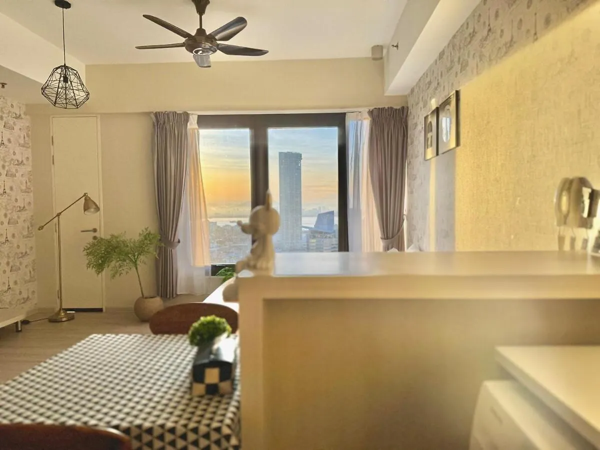 Tropicana 218 Macalister #Georgetown #Infinity Pool #2Pax Studio Suite #1 Queen #Quality Well Maintained #Private Host 0*, George Town Malezya